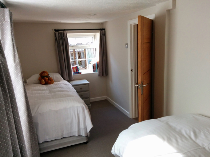 Bedroom 2, Dragon Inn Crickhowell, Powys