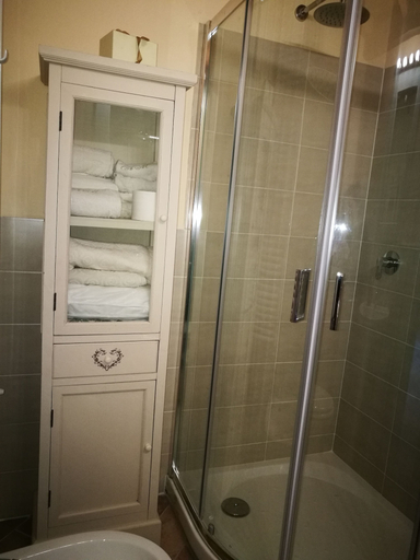 Bathroom, Podere Groppini, Massa Carrara