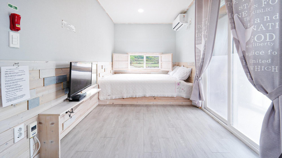 Bedroom 1, Jeju Hayan Byeol Pension, Jeju