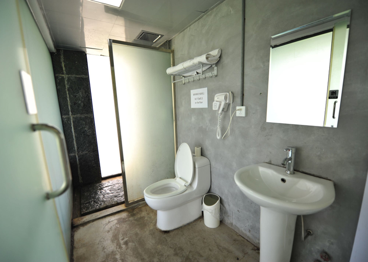 Bathroom 5, Yangshuo Sudder Street Guesthouse, Guilin
