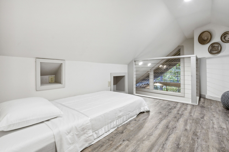 Bedroom 3, Whiskey on the River, Forrest