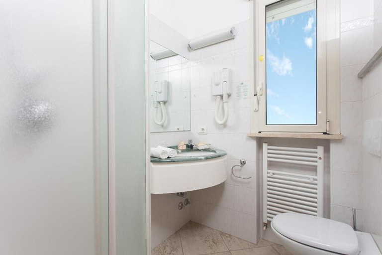 Bathroom 5, Hotel Ambra, Ravenna