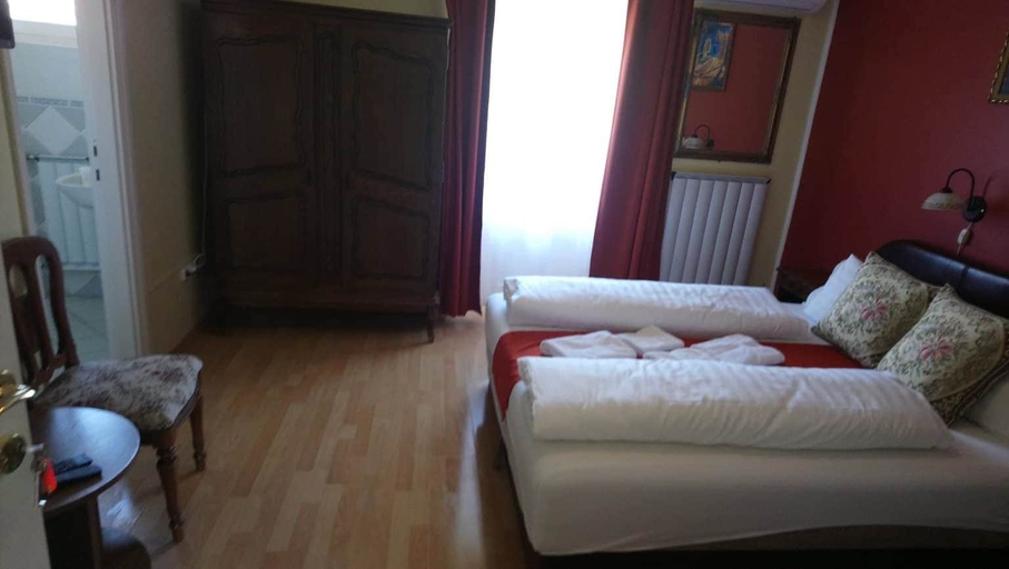 Bedroom 2, Hotel Napsugár és Gulyás Kunyhó Étterem, Fonyód