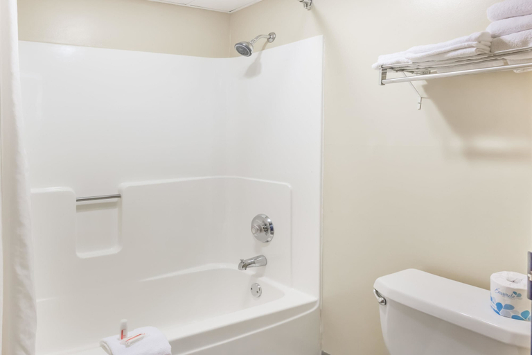 Bathroom 3, Super 8 by Wyndham Luverne, Rock