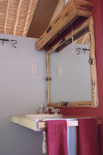 Bathroom, Man Eaters Lodge, Voi