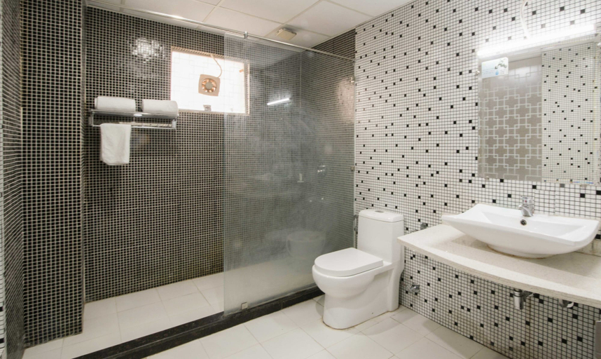 Bathroom 3, Treebo House Inn, Gautam Buddha Nagar