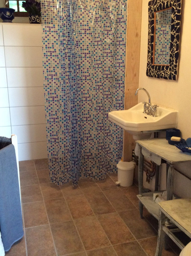 Bathroom 5, Le Clos de Masclaux, Haute-Loire