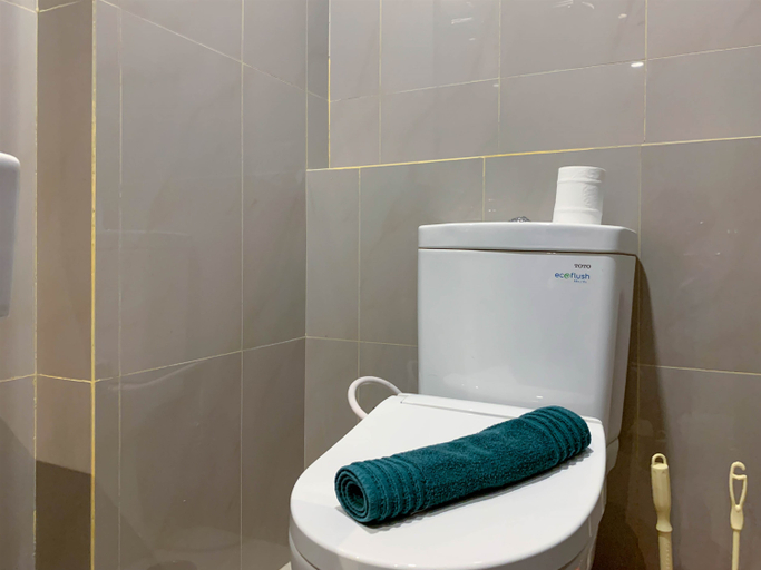 Bathroom 3, Simple and Comfy Studio at Bellevue Place MT Haryono Apartment By Travelio, Jakarta Selatan