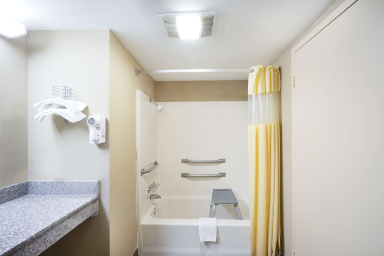 Bathroom 3, Days Inn by Wyndham Hurricane Mills, Humphreys