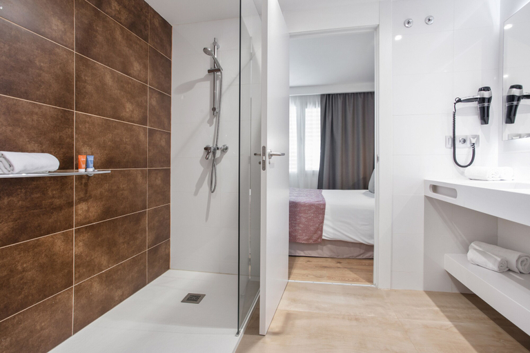 Bathroom 5, Pierre & Vacances Apartamentos Edificio Eurobuilding 2, Madrid