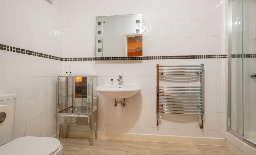 Bathroom 3, The Southwick Sanctuary - Large & Modern 6BDR Home with Private Terrace, London