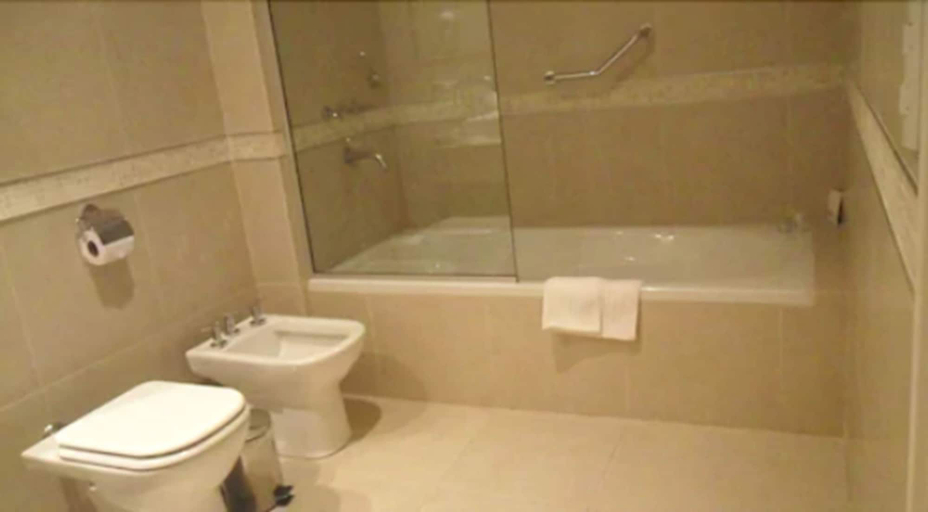 Bathroom, Howard Johnson by Wyndham Piedras Moras, Tercero Arriba