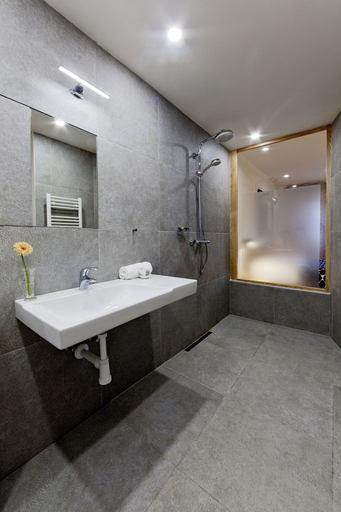Bathroom 3, Hotel Wolf, Praha 15