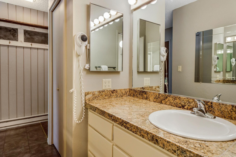 Bathroom 3, Ski House 106 - Meredith Lodging, Deschutes