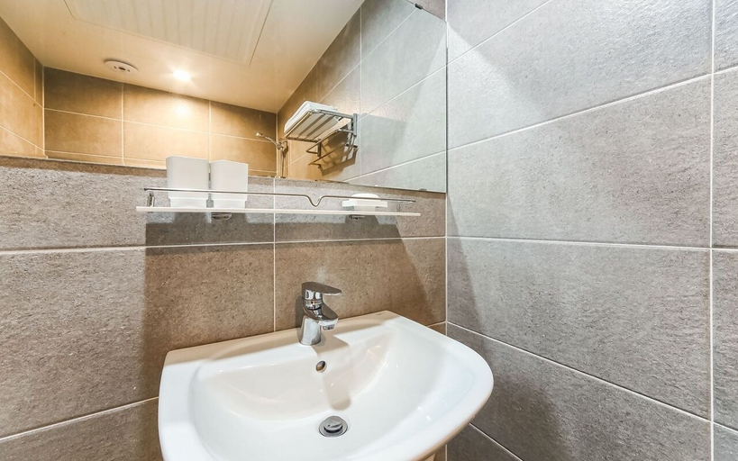Bathroom 5, Beach Hotel, Yeongdo