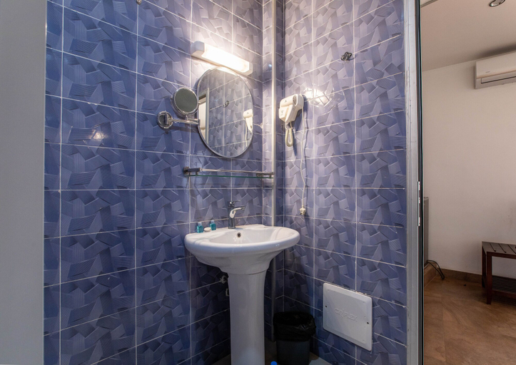Bathroom 5, Residences Feto II, Dakar
