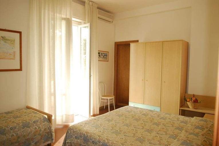 Bedroom 2, Hotel la Tavernetta dei Ronchi, Massa Carrara