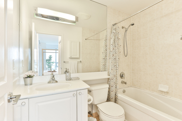 Bathroom 4, Vibrant Urban Condo 2Bed 2Bath, Toronto