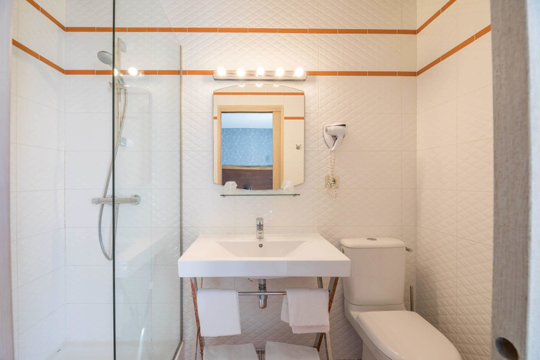Bathroom 5, Hôtel Cosmopolitain, Pyrénées-Atlantiques