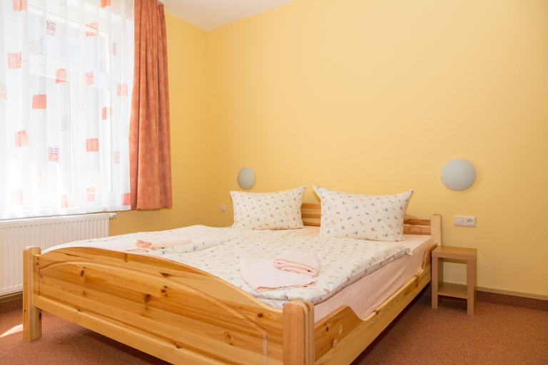 Bedroom 3, Appartementhaus Pension und Café König, Erzgebirgskreis