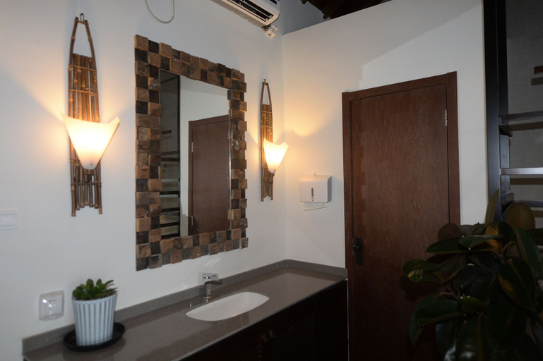 Bathroom 5, Vangen Spa Hotel, Beijing