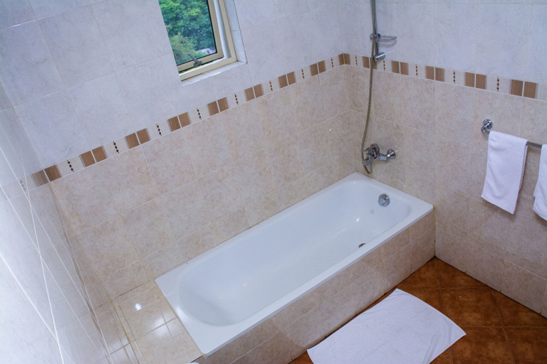 Bathroom 4, Hotel Lakefield, K.F.G. & G. Korale