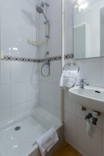Bathroom 3, Central Bilbao, Vizcaya