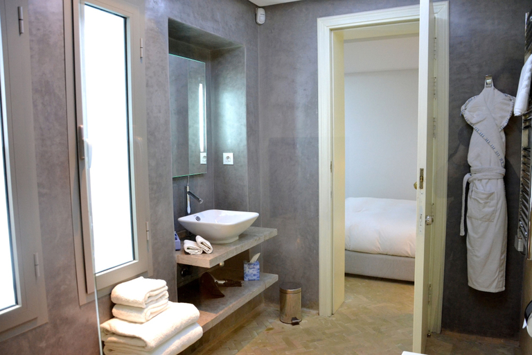 Bathroom 4, Euphoriad, Rabat