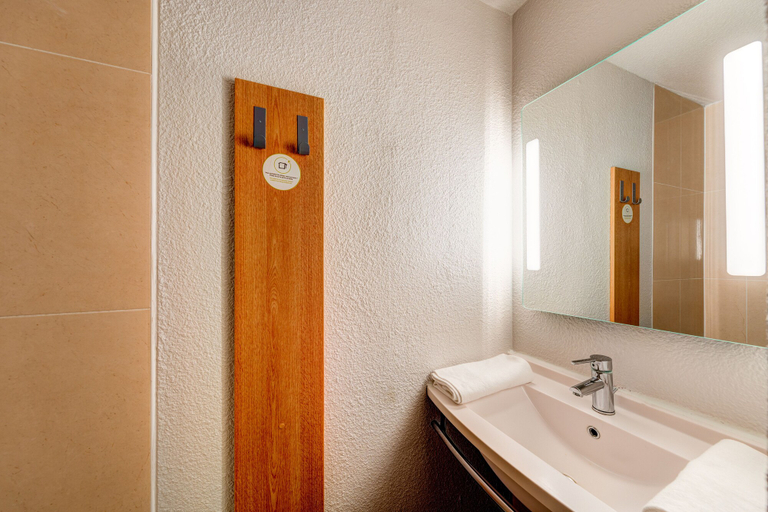 Bathroom 3, B&B HOTEL Saint-Witz, Val-d'Oise