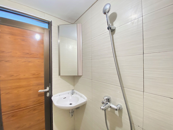 Bathroom 3, Modern And Cozy Studio Room At Gateway Pasteur Apartment, Bandung
