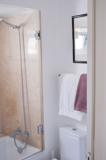 Bathroom 2, Family Apartment by the River, Lisbon