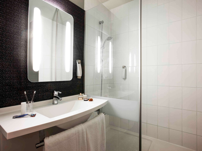 Bathroom 4, ibis Annecy Centre Vieille Ville, Haute-Savoie