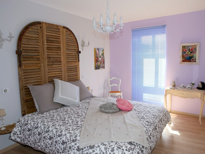 Bedroom 4, Aux Pierres Magiques, Rhône