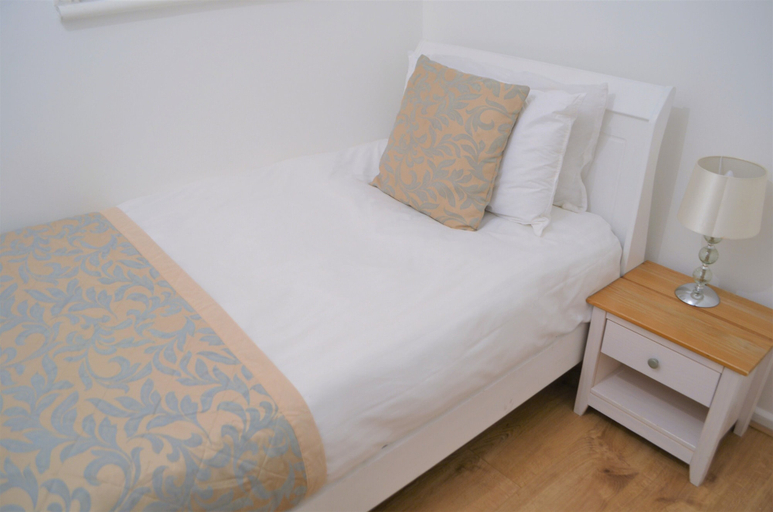 Bedroom 4, Stratford by Servprop, London