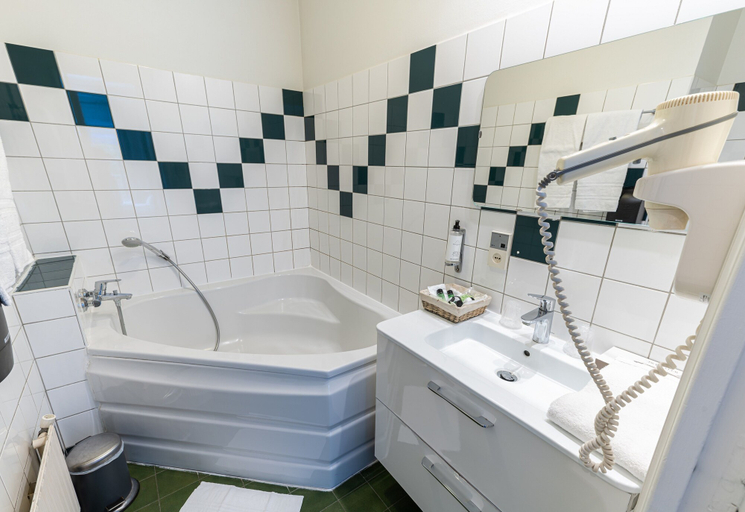 Bathroom 4, Chenal Hôtel, Oise