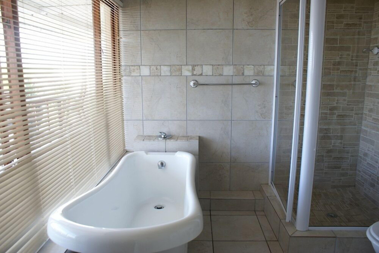 Bathroom 3, Island Vibe Jeffreys Bay Hostel, Cacadu