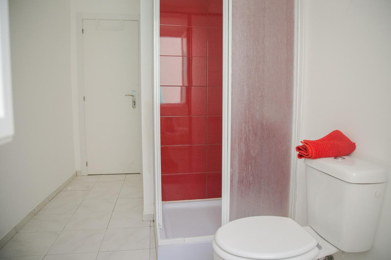 Bathroom 4, Surfer's Den Ericeira, Mafra