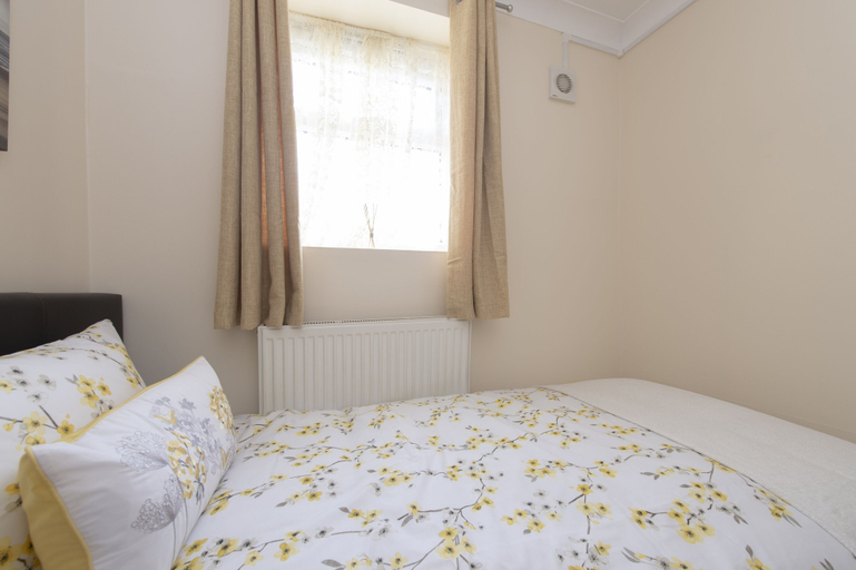 Bedroom 3, Abkat Holiday Home, London