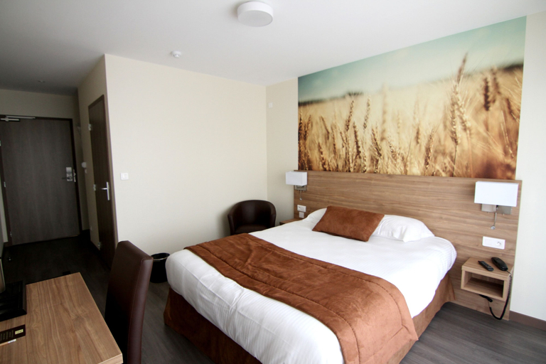 Bedroom 2, Logis Hôtel - La Chambre d'Amiens, Somme