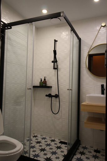 Bathroom 2, Baker Street Design Inn, Tainan