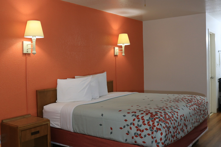 Bedroom 2, Heritage Inn & Suites, Butler