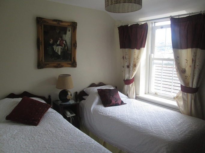 Bedroom 3, Fennessy's Hotel