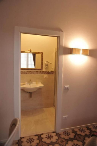 Bathroom 5, Villa Anna, Lucca