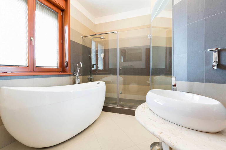 Bathroom 4, The Belgrade Hills, Belgrade