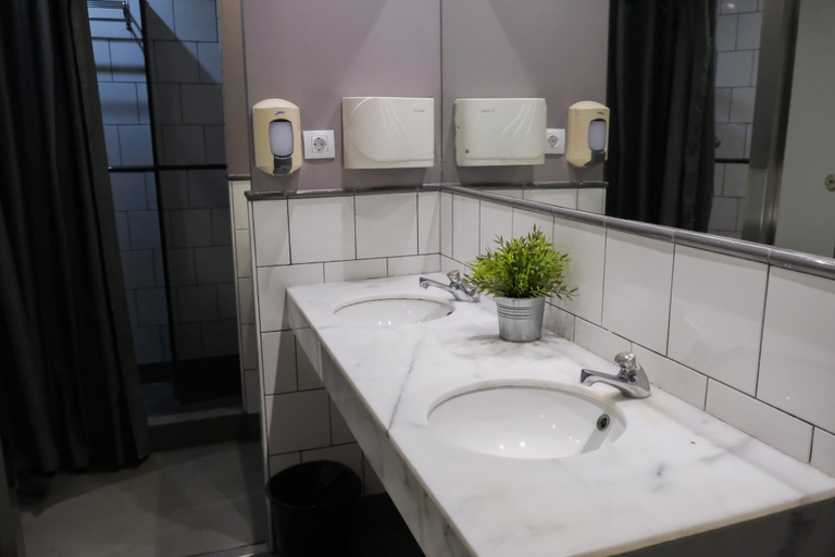 Bathroom 3, HelloBCN Hostel, Barcelona