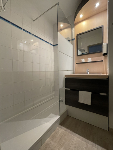 Bathroom 4, Logis Hotel le Neron, Isère