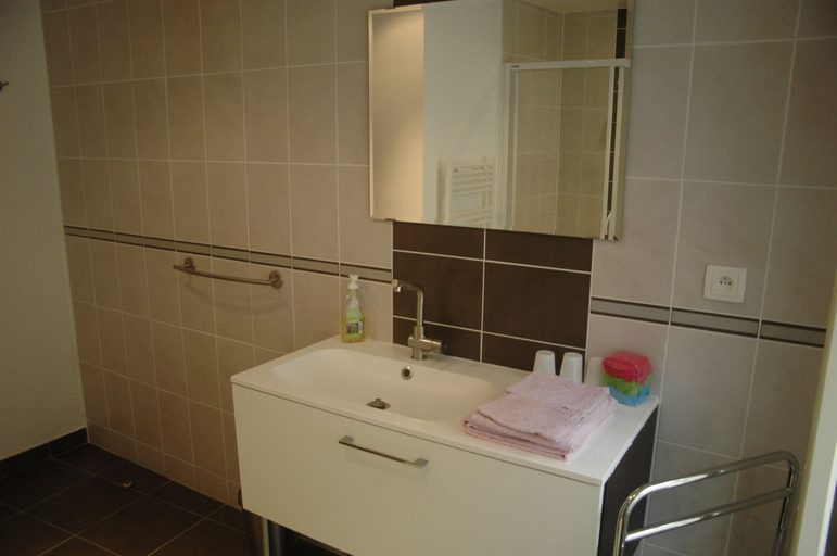 Bathroom 5, Le Puits Fortifie, Côte-d'Or