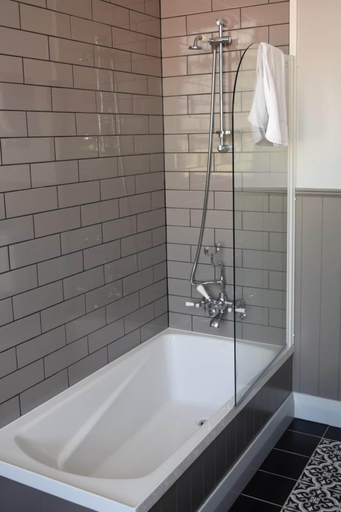 Bathroom 4, Left Bank, Far North