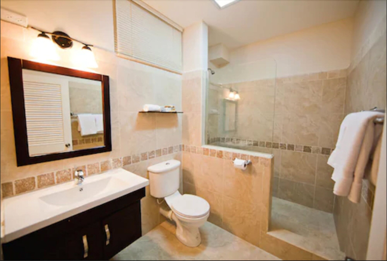 Bathroom 5, Blue Waters Inn