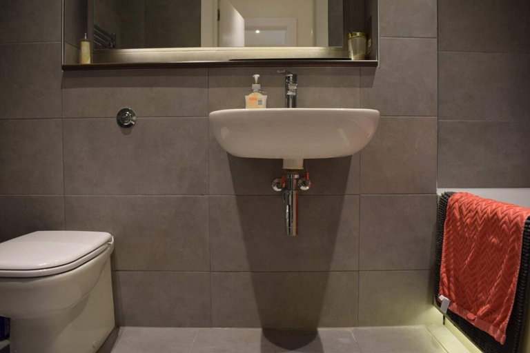 Bathroom 2, Bright 1 Bedroom Flat in North London With Balcony, London